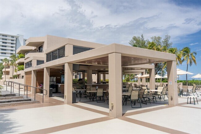 Building Photo - 161 Crandon Blvd