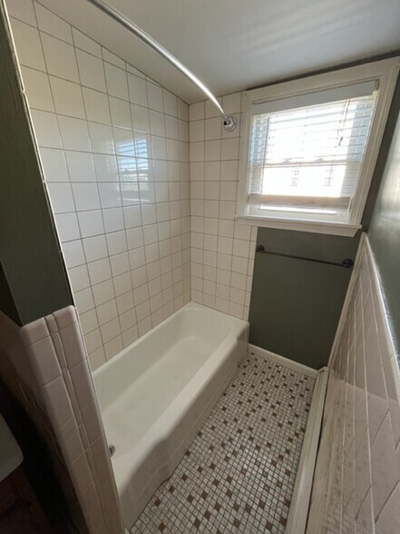 Building Photo - 388 Snell St