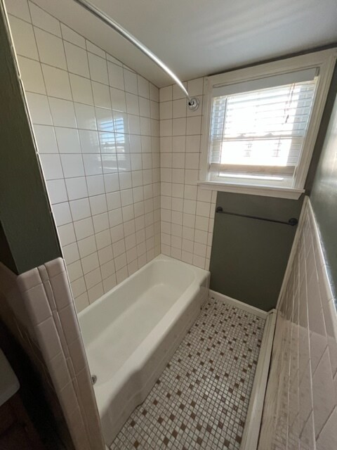 Building Photo - 388 Snell St