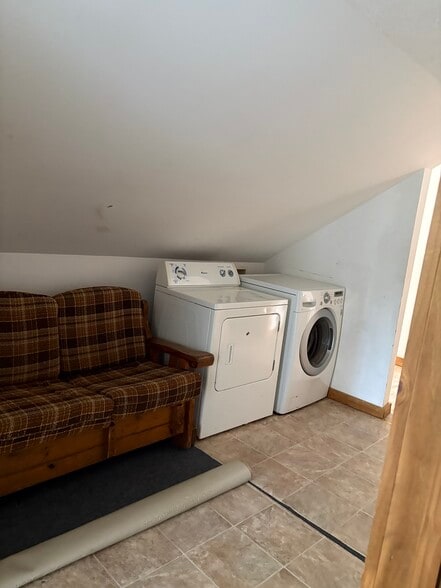 Laundry hook up - 414 Highgate Rd