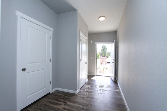 Building Photo - 4185 Lancaster Dr NE