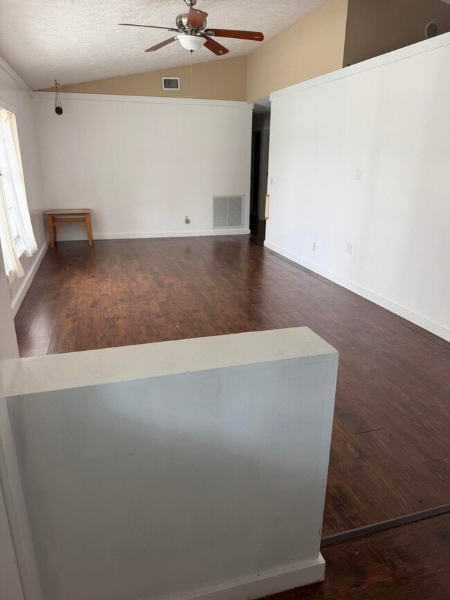 Building Photo - 641 NW Billiar Ave