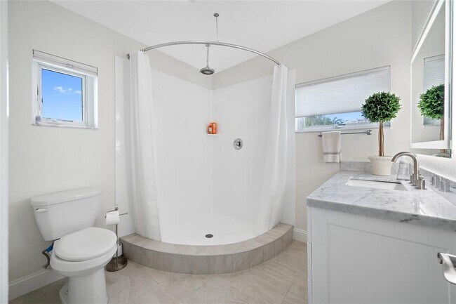 Building Photo - 540 59th Ave