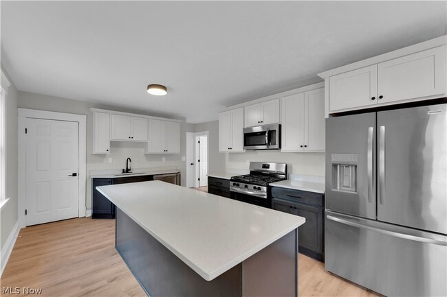 Building Photo - 1330 W 67th St