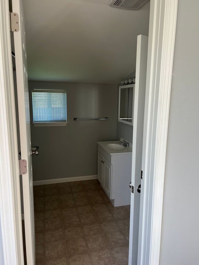 Building Photo - 2 bedroom, 1 bathroom home located in the ...