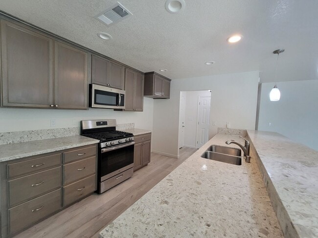 Building Photo - Beautiful 3 Bedroom 2 Bathroom Home in SW Visalia!