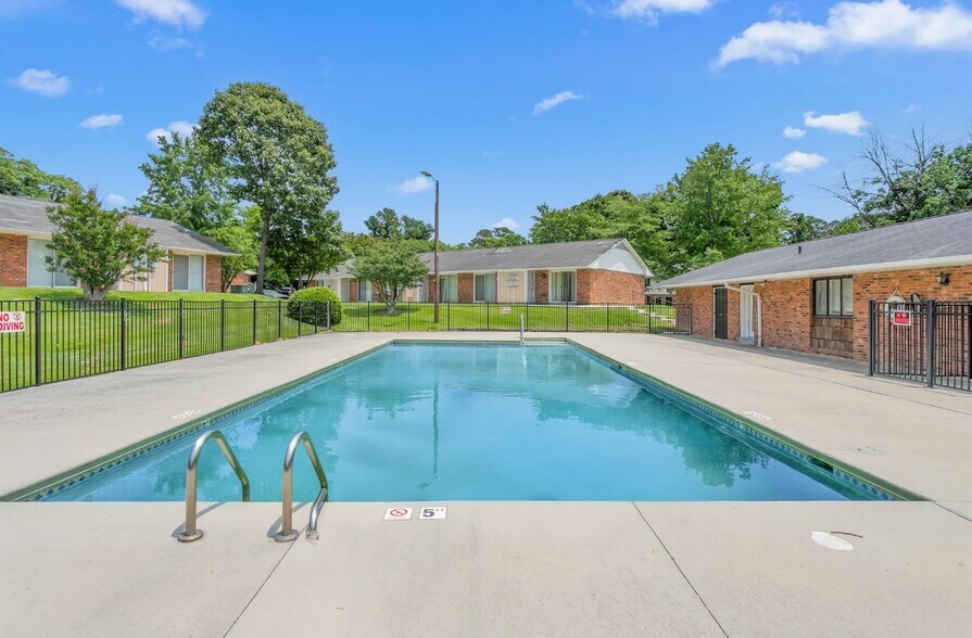 Pool - Meadowview Apartments & Townhomes