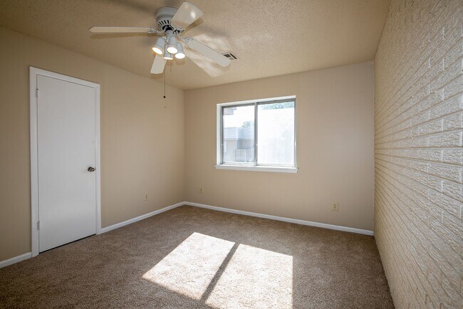 Building Photo - Spacious 3 Bed 2 Bath Condo in Tulsa!