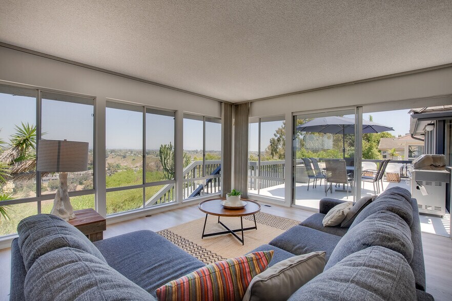 Building Photo - 8143 La Jolla Scenic Dr N