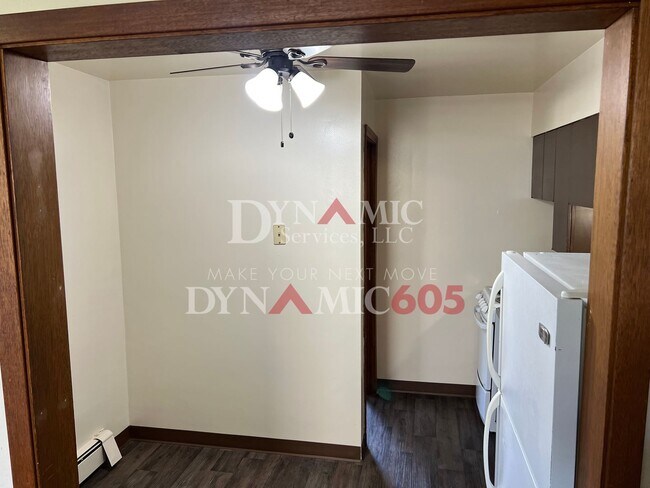 Building Photo - 1BD/1BA Garden Level Apartment in 6-Plex