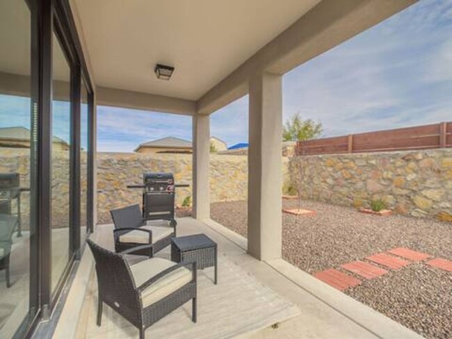 Building Photo - Beautiful East side House 3 Bed
