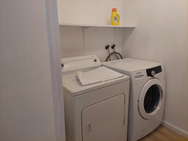 Building Photo - 2 Bedroom near Stateline