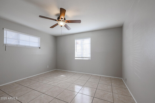 Building Photo - 1120 E Palo Verde Dr
