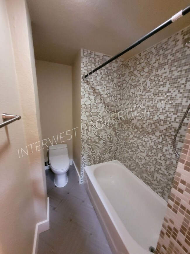 Building Photo - 1 BD Condo in the Pearl District- Slate co...