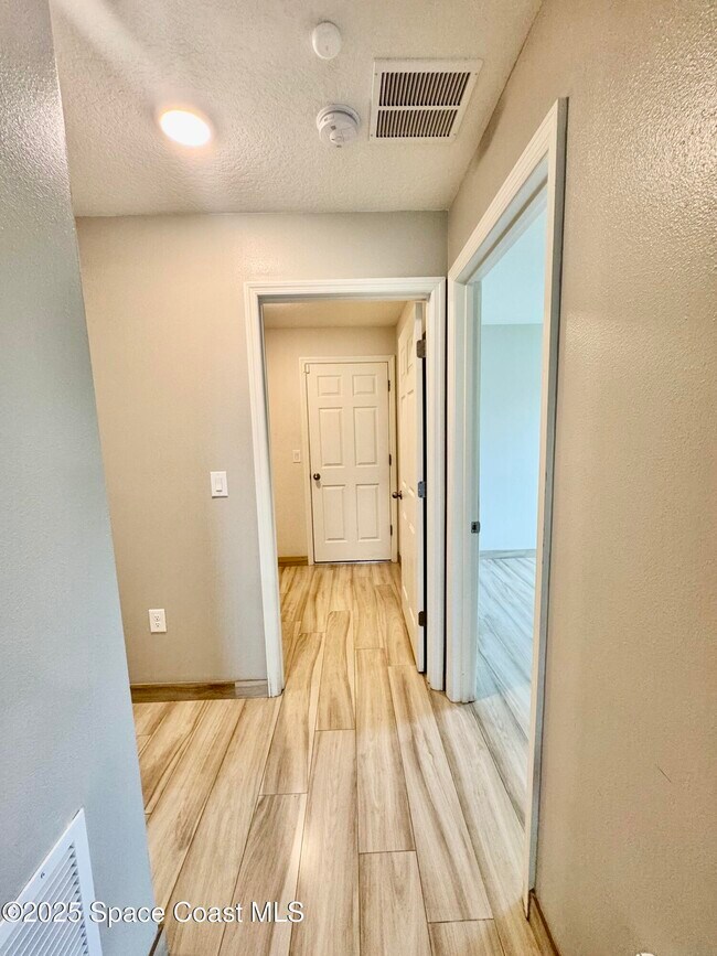 Building Photo - 1066 Dania Cir