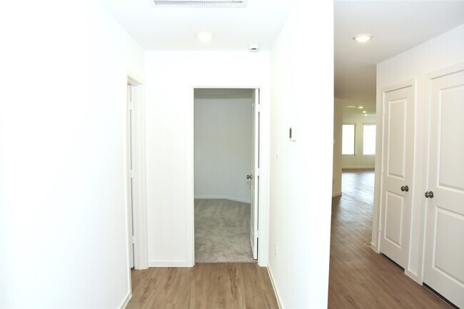 Building Photo - 5135 Sunvalley Bend Dr
