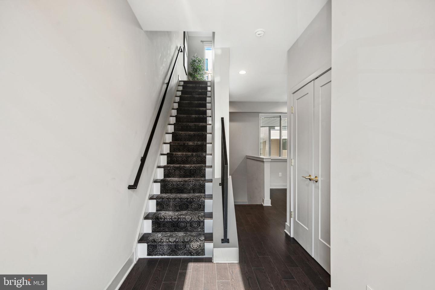 Building Photo - 670 N 13th St