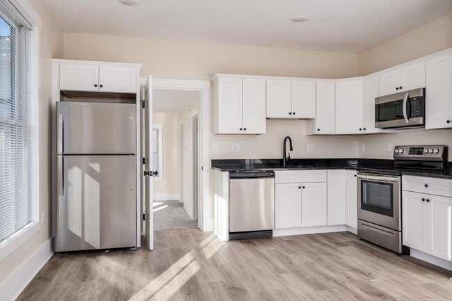 Building Photo - 553 Islington St