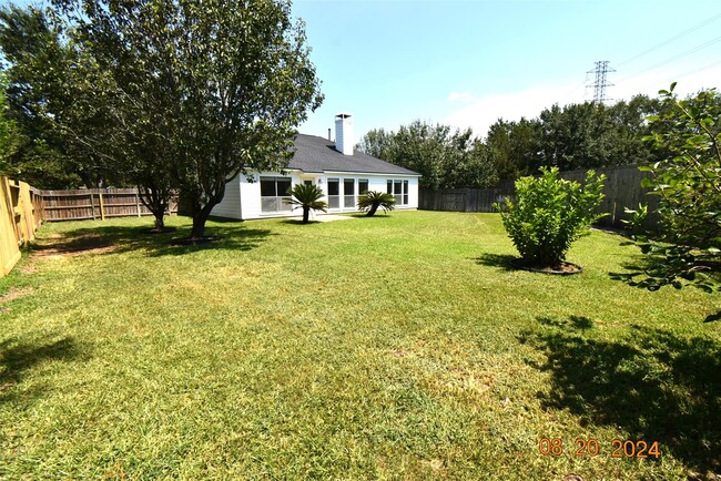 Building Photo - 3806 Vinecrest Dr