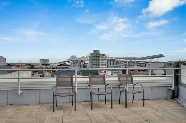 Building Photo - 833 Howard Ave