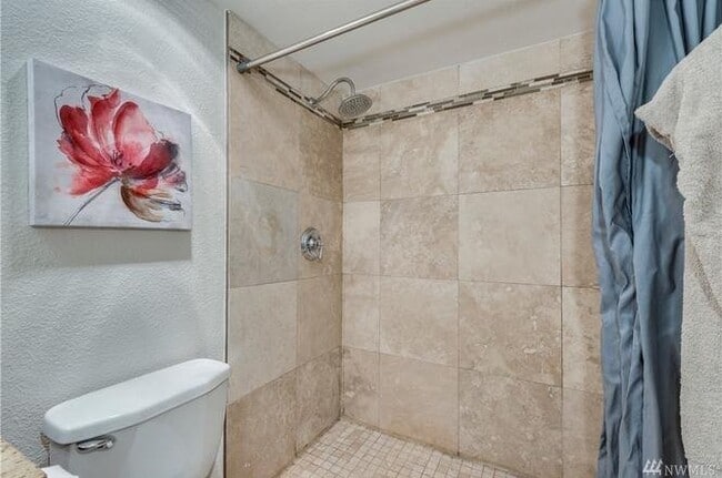 Building Photo - Modern Updated large Bellevue 2bd 2bath Condo!