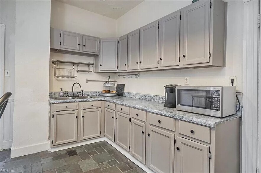 Building Photo - 1029 Naval Ave