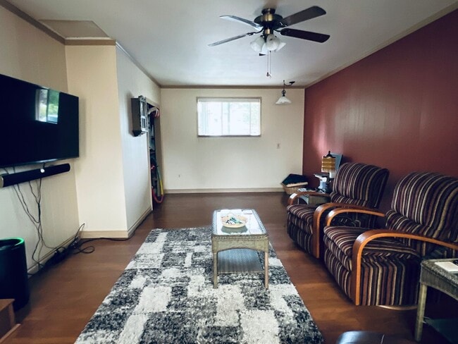 Building Photo - Beautiful yard, 3 bedroom 1 bath rambler i...