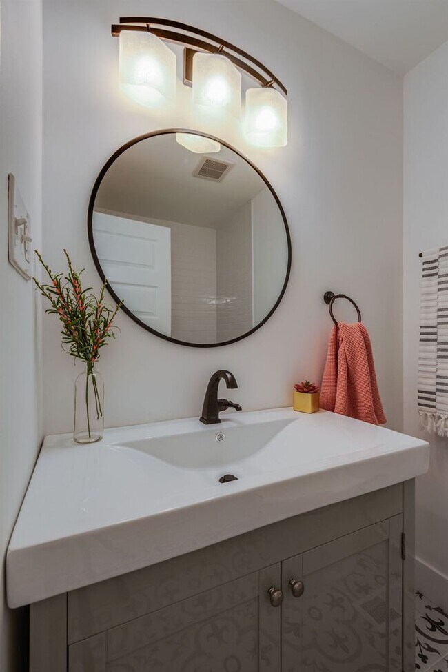 Building Photo - Beautifully remodeled condo