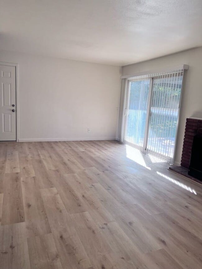 Building Photo - NEWLY RENOVATED South Redlands Home