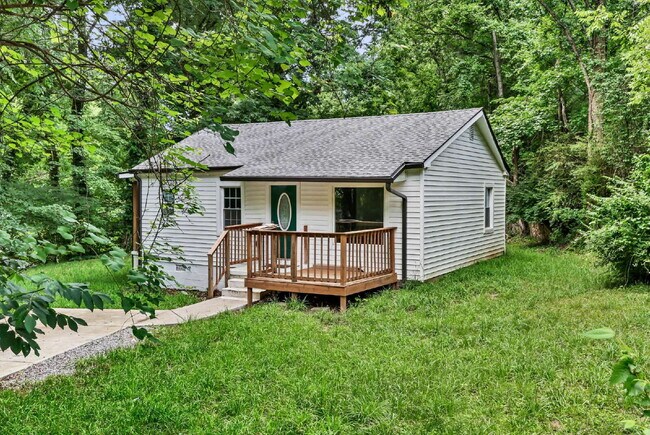 Building Photo - Charming 2-bed 1-bath home minutes from shopping, APSU, and dining.