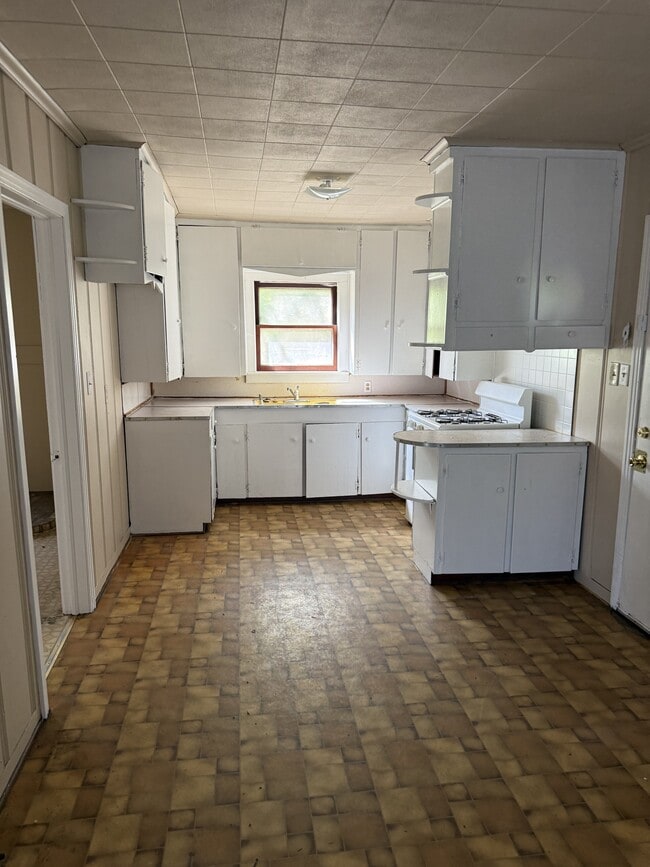 Building Photo - 145 Airport Rd