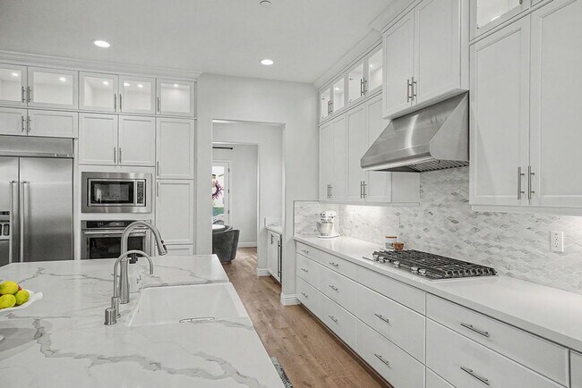 Building Photo - 589 Bluffs Dr