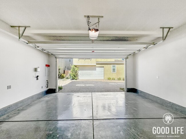 Building Photo - Stunning 2000+ sqft  4B/3BA Home in a Great Community!