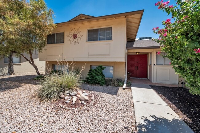 Building Photo - 6 Bed/4.5 Bath Home Close to ASU