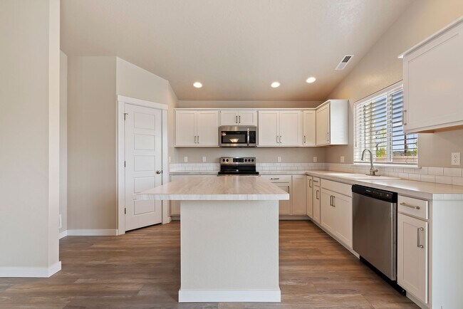 Building Photo - Available Now! 4b/2b Meridian Home