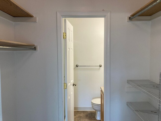 Building Photo - Well Kept 2 Bedroom Foxridge Condo W/Garag...