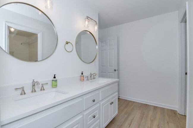 Building Photo - 2044 Lillian Dr