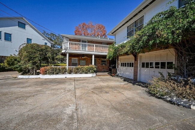 Building Photo - 2821 Eastgrove Ln