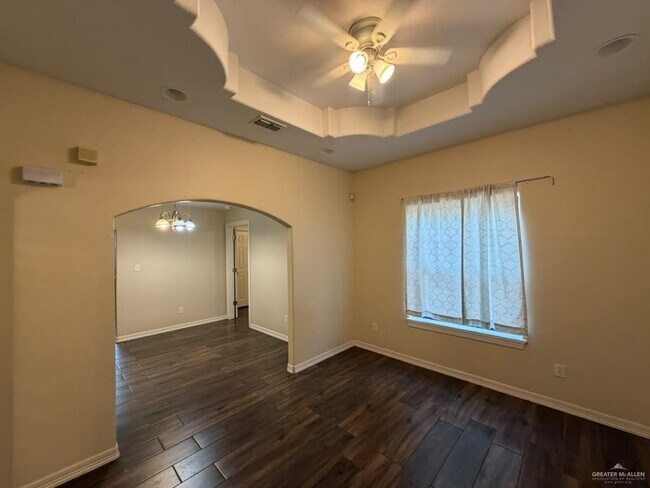Building Photo - 2037 W Diaz Ave