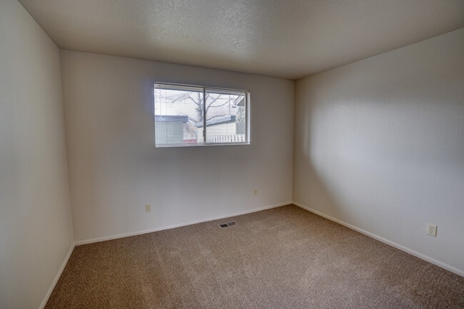 Building Photo - 2 bedroom, 1 bath duplex in the North End.