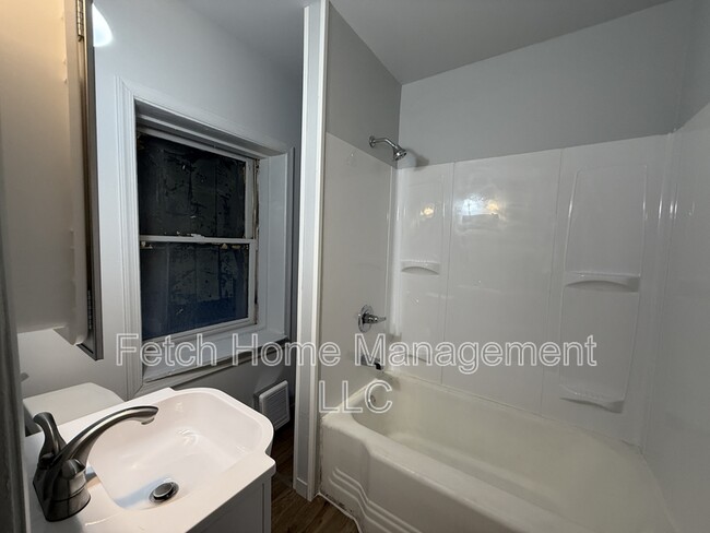 Building Photo - 347 S George St