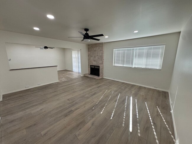 Building Photo - 4 Bedroom house single level