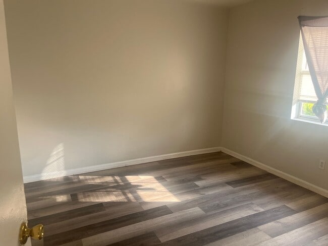 Building Photo - 2 Bed, 1 Bath Apartment