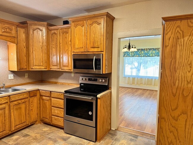 Building Photo - Adorable 3 Bed, 1 Bath Craftsman Home