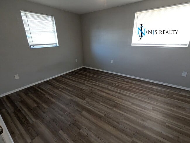 Building Photo - 2/2/1 with  RENOVATED baths & kitchen, fenced yard, NEW lvp flooring and a OVERSIZED lanai!