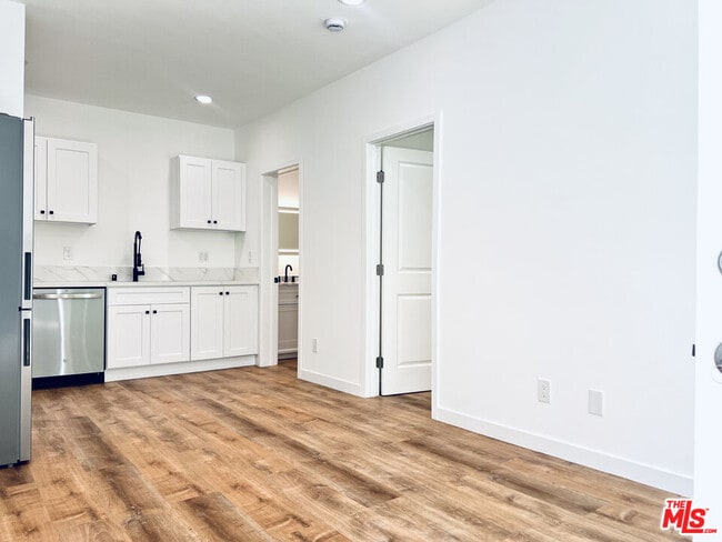 Building Photo - 938 W Glenoaks Blvd