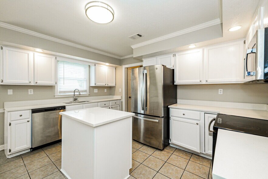 Building Photo - 7440 Richmond Rd