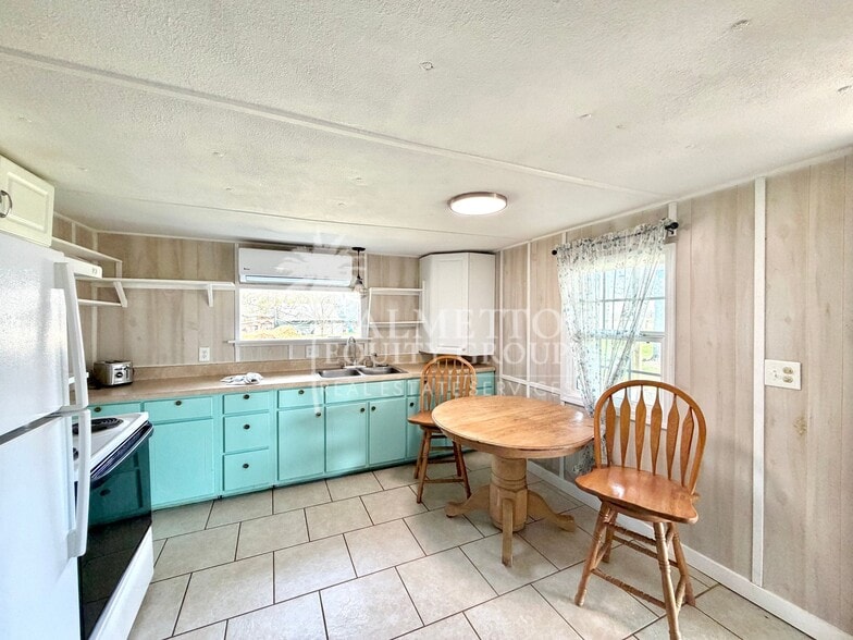 Building Photo - 5258 Ferguson Rd