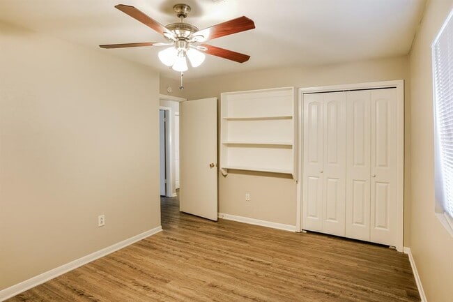 Building Photo - 10919 Skybird Dr