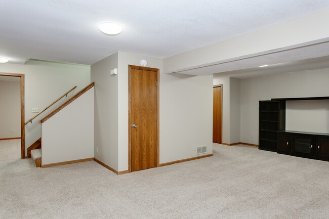 Building Photo - Executive Rental in Lakepoint!